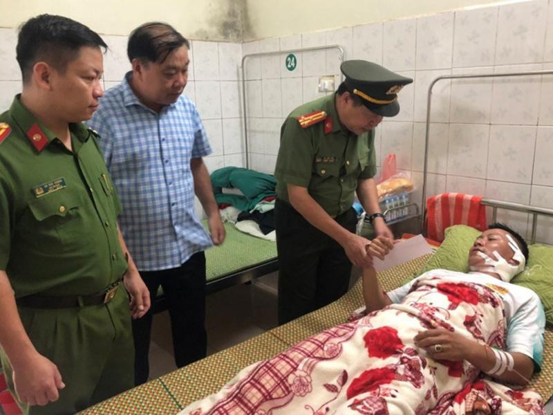 Thượng tá Hà Văn Vân, Phó Trưởng Công an huyện Mai Châu thăm Đại úy Hà Văn Trang tại Trung tâm y tế huyện Mai Châu Thượng tá Hà Văn Vân, Phó Trưởng Công an huyện Mai Châu thăm Đại úy Hà Văn Trang tại Trung tâm y tế huyện Mai Châu