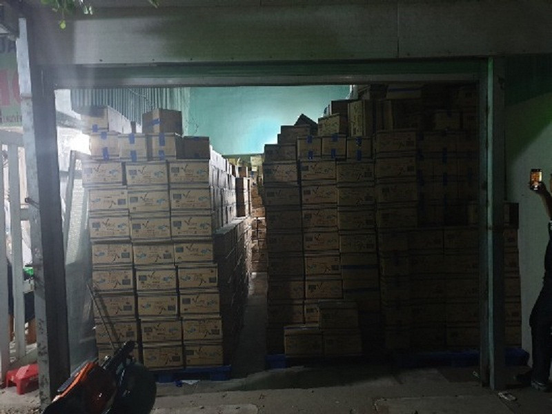 Kho hàng chứa 5 triệu đôi găng tay giả