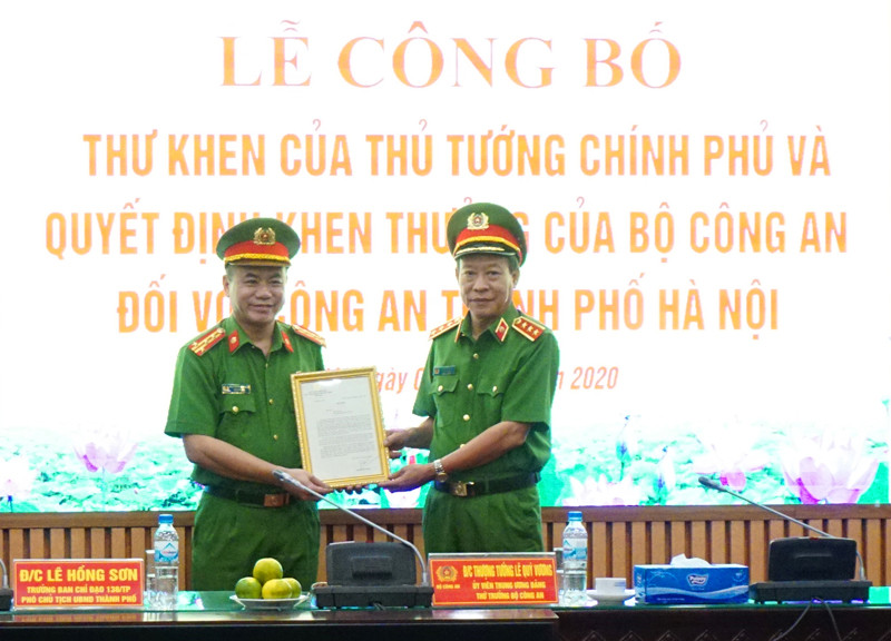 Thượng tướng Lê Quý Vương, Ủy viên Trung ương Đảng, Thứ Trưởng Bộ Công an trao Thư khen của Thủ tướng Chính phủ khen thưởng chiến công xuất sắc của Công an Hà Nội Thượng tướng Lê Quý Vương, Ủy viên Trung ương Đảng, Thứ Trưởng Bộ Công an trao Thư khen của Thủ tướng Chính phủ khen thưởng chiến công xuất sắc của Công an Hà Nội