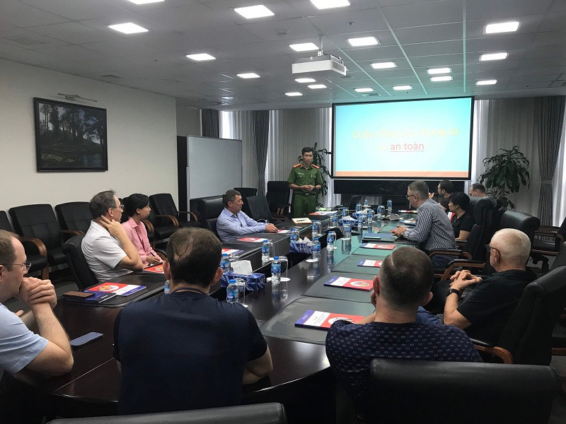 Cảnh sát PCCC và CNCH - CAQ Nam Từ Liêm tuyên truyền thực tập nâng cao kỹ năng PCCC cho CBNV