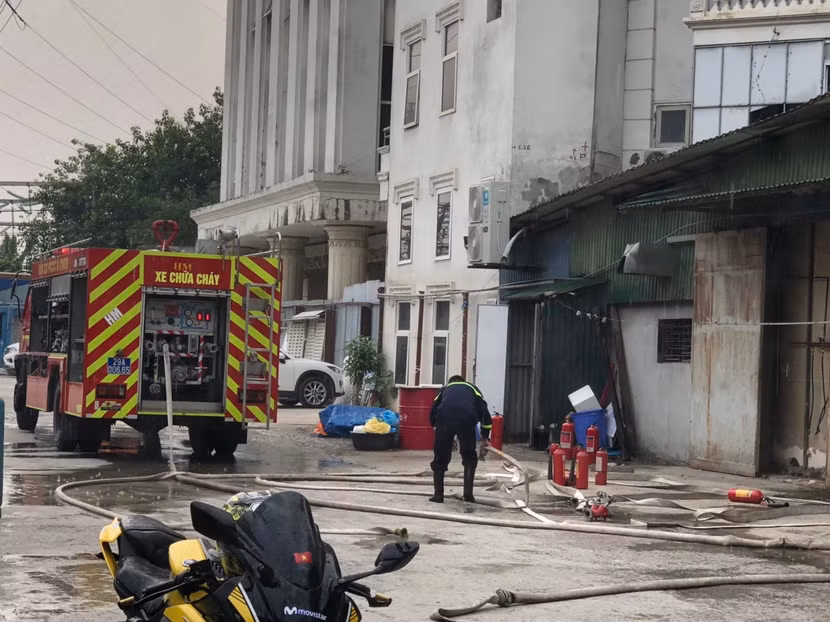 Lực lượng Cảnh sát PCCC và CNCH - CAQ Hoàng Mai kịp thời phối hợp dập tắt đám cháy