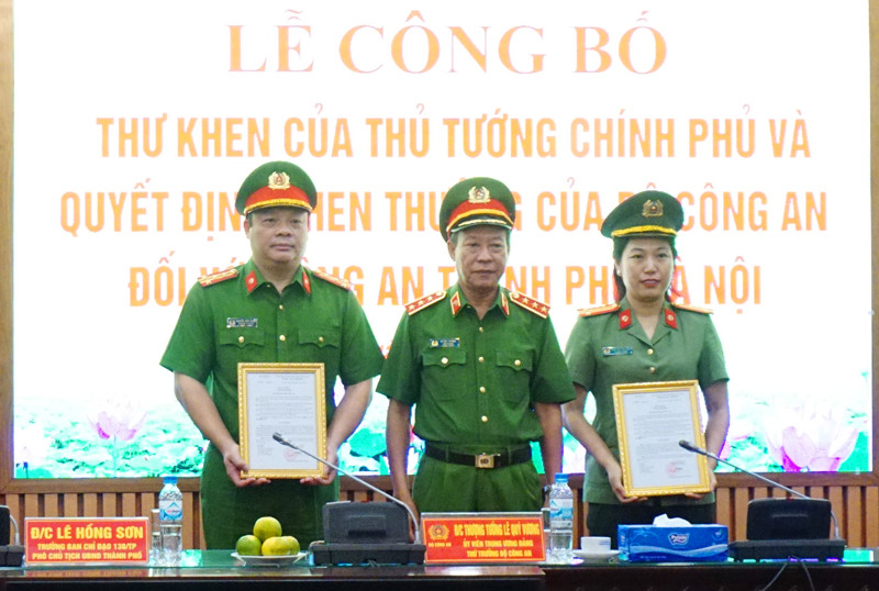 Thượng tướng Lê Quý Vương trao Quyết định khen thưởng của Bộ Công an cho các đơn vị tham gia phá án Thượng tướng Lê Quý Vương trao Quyết định khen thưởng của Bộ Công an cho các đơn vị tham gia phá án