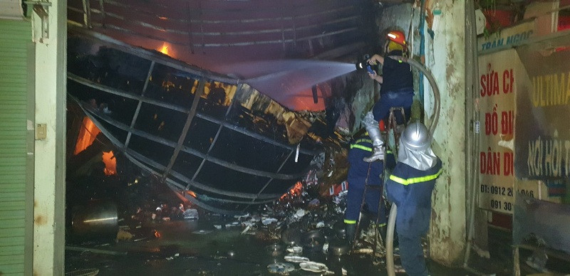 Lực lượng Cảnh sát PCCC và CNCH đang tiếp cận khống chế đám lửa Lực lượng Cảnh sát PCCC và CNCH đang tiếp cận khống chế đám lửa