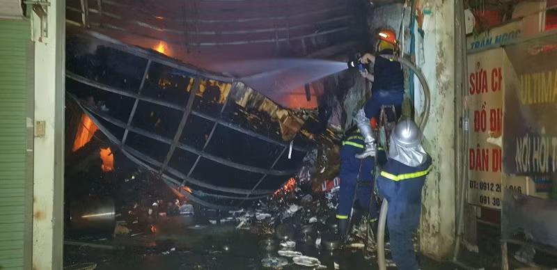 Lực lượng Cảnh sát PCCC và CNCH đang tiếp cận khống chế đám lửa