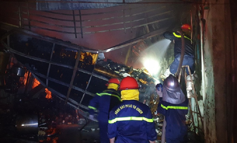 Ngọn lửa đã thiêu rụi trên 200m2 cửa hàng gia dụng Ngọn lửa đã thiêu rụi trên 200m2 cửa hàng gia dụng