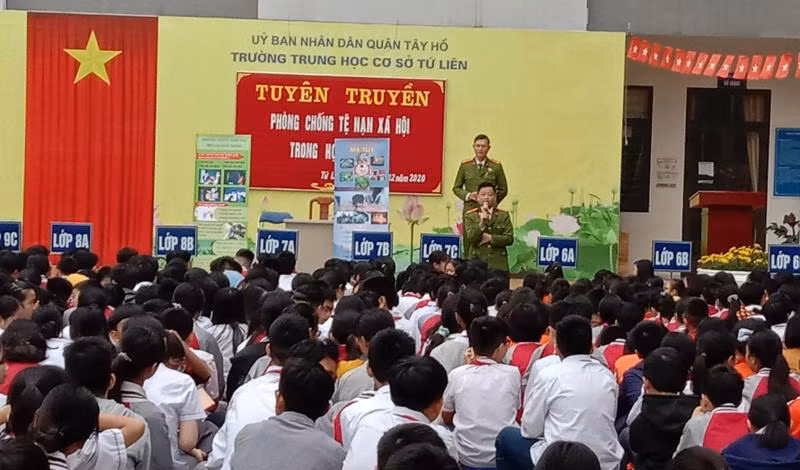 Giảng viên thuộc Học viện Cảnh sát nhân dân tuyên truyền, nâng cao kỹ năng trong học đường tại trường Trung học cơ sở Tứ Liên