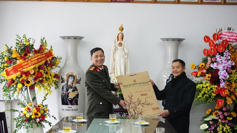 Đại tá Ngô Chí Dược, Trưởng phòng An ninh đối nội - CATP chúc mừng linh mục Trịnh Ngọc Hiên, Chánh xứ Giáo xứ Thái Hà nhân dịp Giáng sinh năm 2020