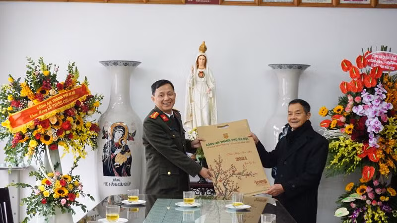 Đại tá Ngô Chí Dược, Trưởng phòng An ninh đối nội - CATP chúc mừng linh mục Trịnh Ngọc Hiên, Chánh xứ Giáo xứ Thái Hà nhân dịp Giáng sinh năm 2020