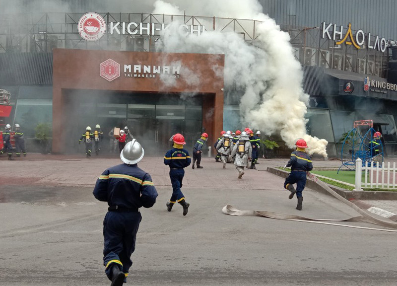 Khi phát hiện cháy, lực lượng tại cơ sở đã tổ chức hướng dẫn thoát nạn đồng thời xin chi viện lực lượng chữa cháy chuyên nghiệp đến làm nhiệm vụ