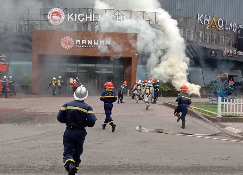 Khi phát hiện cháy, lực lượng tại cơ sở đã tổ chức hướng dẫn thoát nạn đồng thời xin chi viện lực lượng chữa cháy chuyên nghiệp đến làm nhiệm vụ