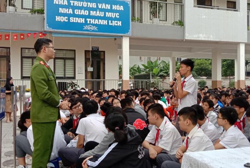 Tuyên truyền viên trao đổi, hướng dẫn kỹ năng phòng chống rủi ro trong quá trình sử dụng mạng xã hội