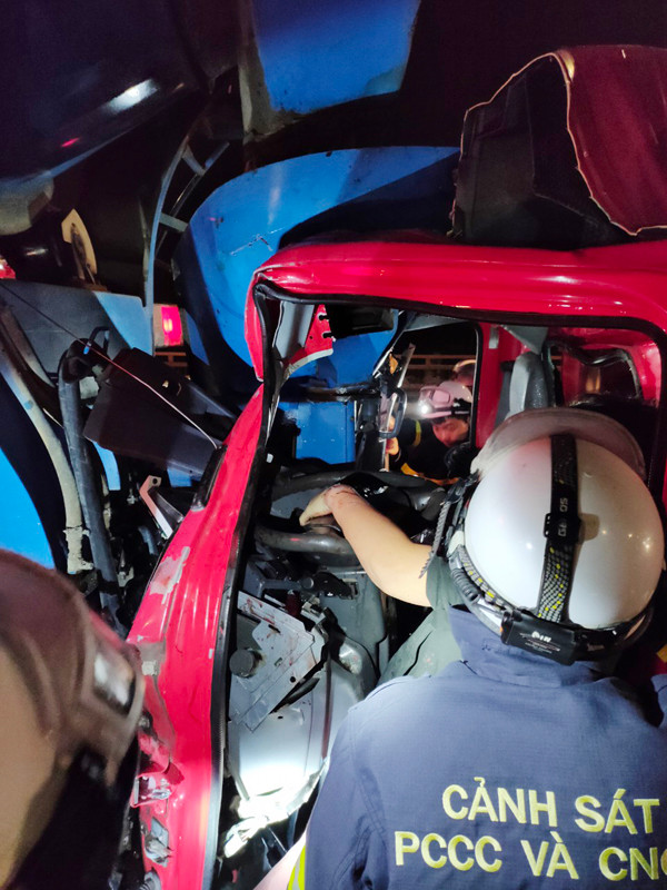 Lực lượng CNCH kịp thời cứu nạn nhân bị thương mắc kẹt trong cabin sau khi gây TNGT trên cầu Nhật Tân Lực lượng CNCH kịp thời cứu nạn nhân bị thương mắc kẹt trong cabin sau khi gây TNGT trên cầu Nhật Tân