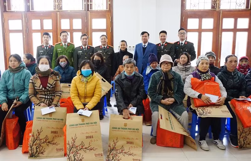 Đại diện CATP tặng 70 suất quà Tết đến các gia đình giáo dân hoàn cảnh khó khăn