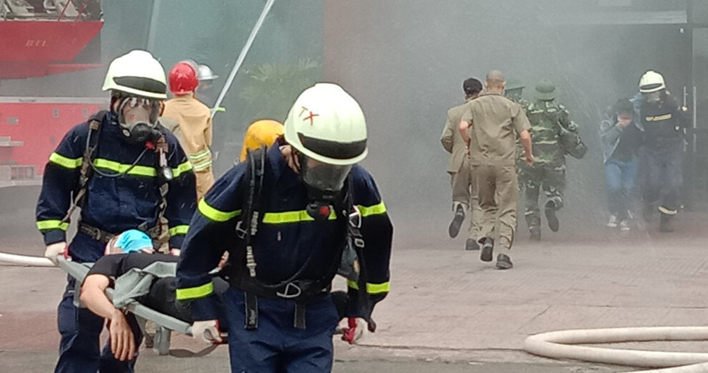 Thời điểm xảy cháy có khoảng 100 nhân viên làm việc tại tầng 1 và khoảng 150 nhân viên bán hàng tại khu vực tầng 2 và khoảng 50 người tại tầng 3. Lực lượng cứu nạn nhanh chóng tiếp cận đưa cứu nạn nhân đến nơi an toàn