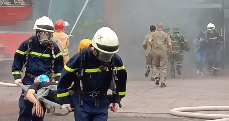 Thời điểm xảy cháy có khoảng 100 nhân viên làm việc tại tầng 1 và khoảng 150 nhân viên bán hàng tại khu vực tầng 2 và khoảng 50 người tại tầng 3. Lực lượng cứu nạn nhanh chóng tiếp cận đưa cứu nạn nhân đến nơi an toàn