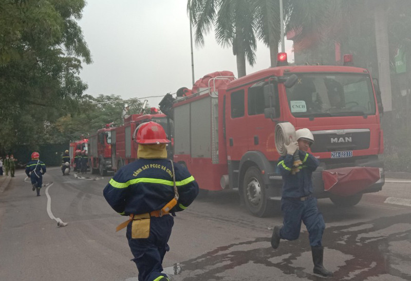 Trước nguy cơ đám cháy phức tạp, lực lượng Cảnh sát PCCC và CNCH - CAQ Cầu Giấy đã xin chi viện lực lượng cứu nạn thuộc Phòng Cảnh sát PCCC và CNCH - CATP Hà Nội điều động xe thang, xe chữa cháy đến phối hợp
