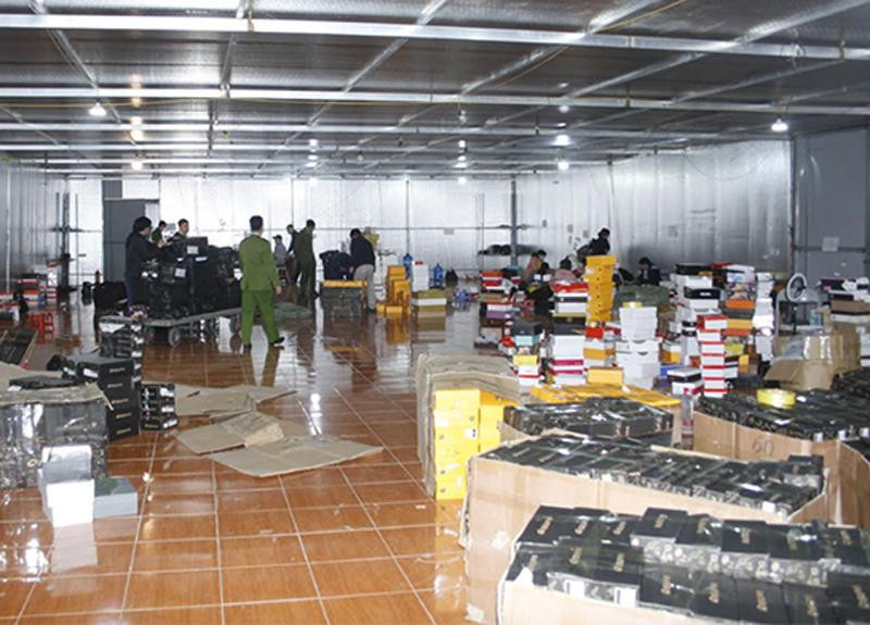 Cơ quan chức năng kiểm tra, phát hiện kho chứa nhiều hàng hóa và chủ nhân không xuất trình được chứng từ, nguồn gốc, xuất xứ các lọi hàng