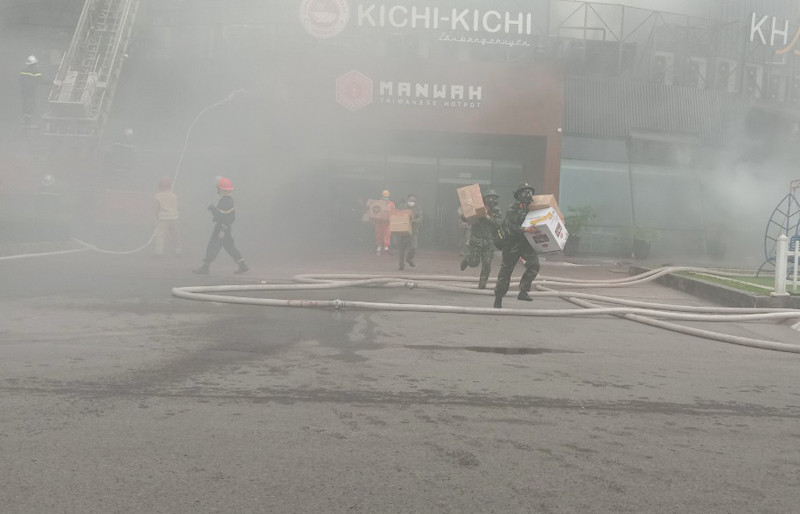 Khi xảy cháy, nhiều lực lượng được huy động cứu cứu nạn, cứu hộ và sơ tán, hướng dẫn thoát nạn