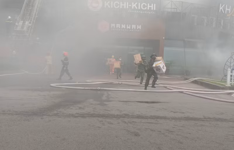 Khi xảy cháy, nhiều lực lượng được huy động cứu cứu nạn, cứu hộ và sơ tán, hướng dẫn thoát nạn