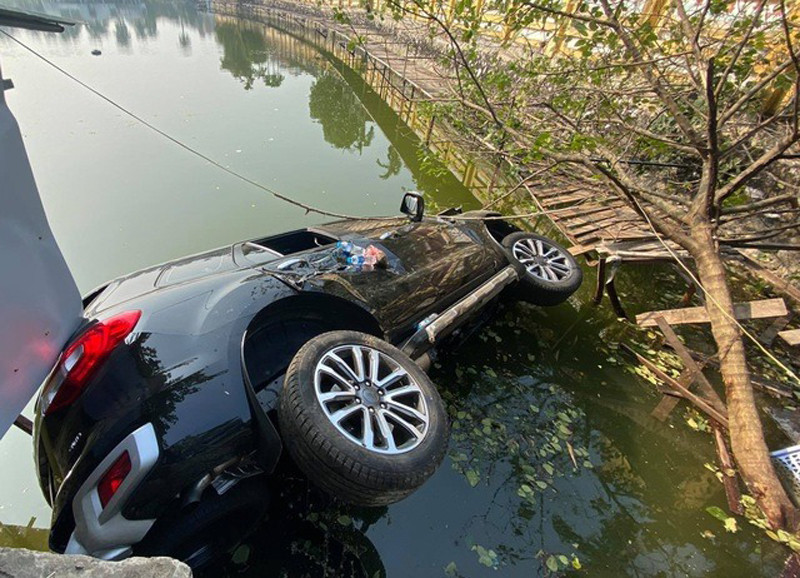 4 người thoát chết trong vụ tai nạn xe lao xuống hồ Tây 4 người thoát chết trong vụ tai nạn xe lao xuống hồ Tây