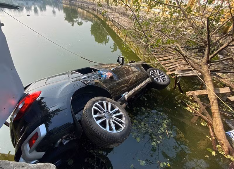 4 người thoát chết trong vụ tai nạn xe lao xuống hồ Tây