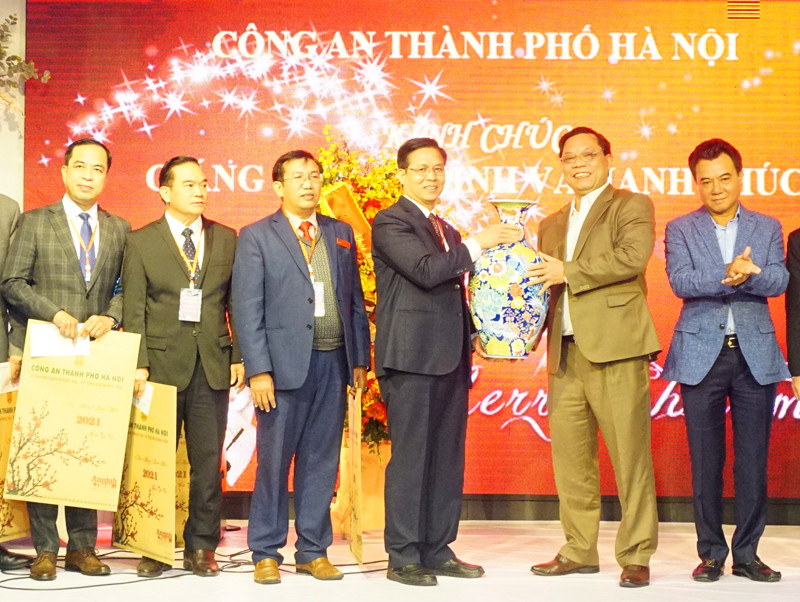 Mục sư Nguyễn Hữu Mạc, Hội trưởng Hội Thánh Tin lành Việt Nam (miền Bắc) tặng quà lưu niệm Thiếu tướng Nguyễn Hải Trung, Giám đốc Công an Hà Nội