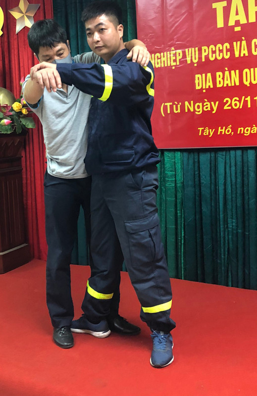 Một trong những động tác cứu người trong đám cháy rất phổ biến do cán bộ Cảnh sát PCCC và CNCH hướng dẫn lực lượng chữa cháy cơ sở thực hiện