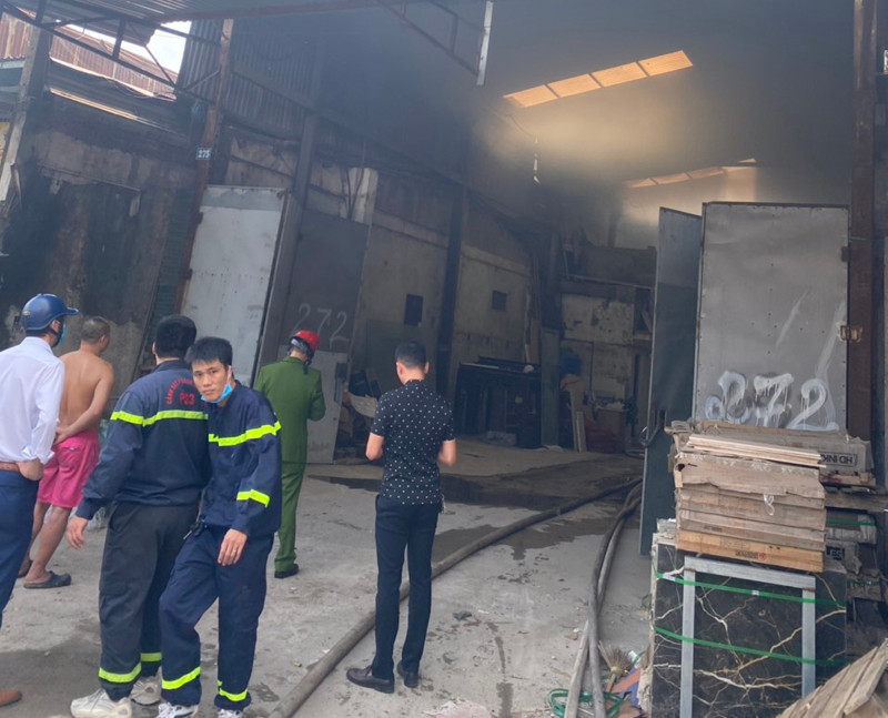 Lực lượng Cảnh sát PCCC và CNCH đã kịp thời ngăn cháy lan và dập tắt đám cháy tại cửa hàng kinh doanh thiết bị vệ sinh