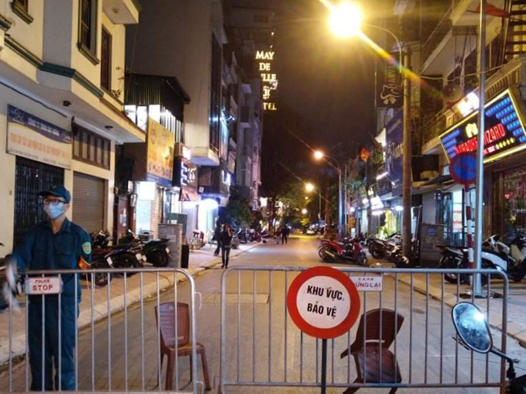 Lực lượng chức năng phong toả khu vực để thực hiện việc gỡ quả bom phát hiện dưới nền công trình đang thi công