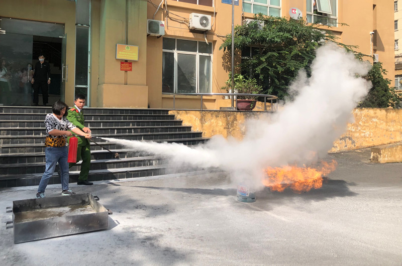 Từ ngày 26-11 đến 1-12, Đội Cảnh sát PCCC và CNCH - CAQ Tây Hồ đã tổ chức nhiều đợt tập huấn nghiệp vụ PCCC và CNCH cho Đội chữa cháy cơ sở và lực lượng dân phòng