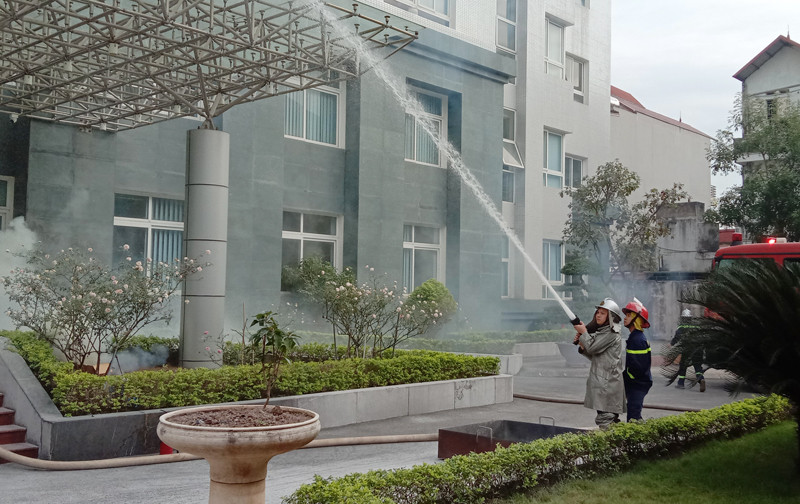 Lực lượng chữa cháy chuyên nghiệp phối hợp với lực lượng chữa cháy cơ sở tiếp cận xử lý cháy, tìm kiếm cứu nạn