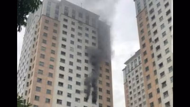 Lực lượng Cảnh sát PCCC và CNCH - CAQ Hà Đông đã kịp thời khống chế vụ cháy tại tầng 13 chung cư CT1B2 khu chung cư Xa La