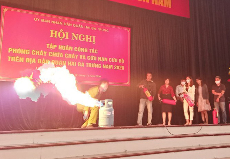 Lực lượng Cảnh sát PCCC và CNCH - CAQ Hai Bà Trưng tuyên truyền, tập huấn hướng dẫn người dân sử dụng thiết bị chữa cháy hiệu quả, an toàn