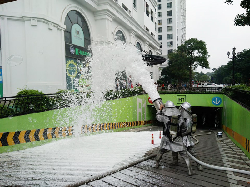 Lực lượng chữa cháy tiếp cận ngăn chặn cháy lan, đảm bảo an toàn cho người dân thoát nạn