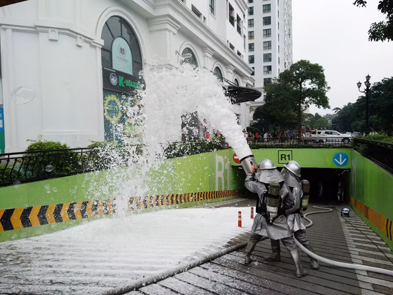 Lực lượng chữa cháy tiếp cận ngăn chặn cháy lan, đảm bảo an toàn cho người dân thoát nạn