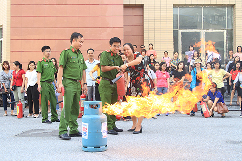 Lực lượng Cảnh sát PCCC và CNCH - CAQ Ba Đình tuyên truyền, thực tập an toàn PCCC cho các giáo viên trên địa bàn quận