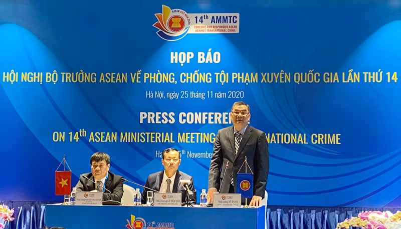 Thiếu tướng Tô Ân Xô, Chánh Văn phòng Bộ Công an thông tin đến các phóng viên tại cuộc họp báo