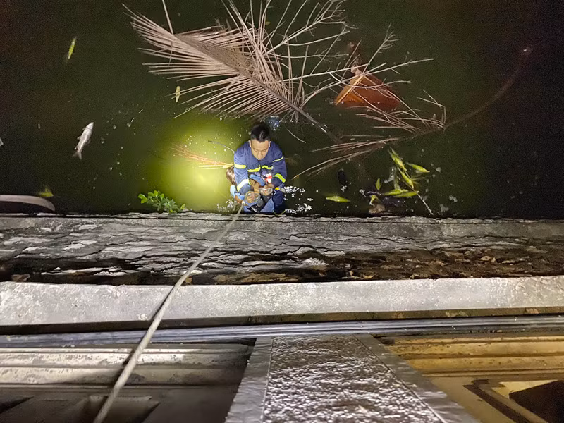 Lực lượng Cảnh sát PCCC và CNCH - CAQ Tây Hồ cứu được một phụ nữ ngã xuống hồ Tây