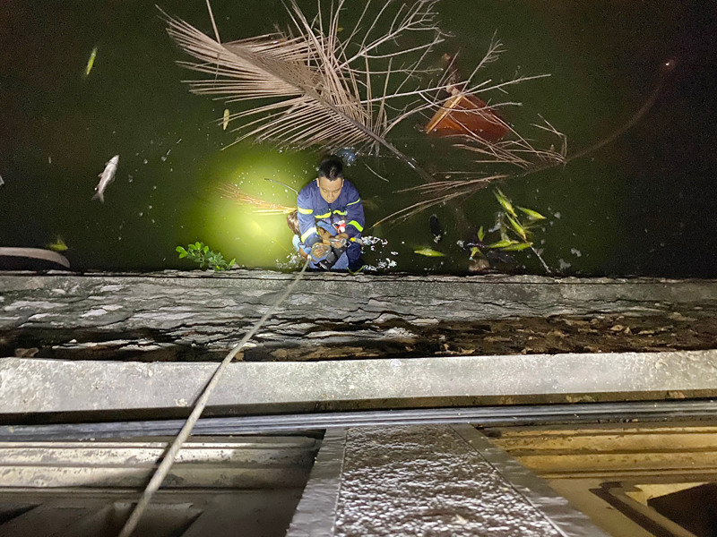 Lực lượng Cảnh sát PCCC và CNCH - CAQ Tây Hồ cứu được một phụ nữ ngã xuống hồ Tây