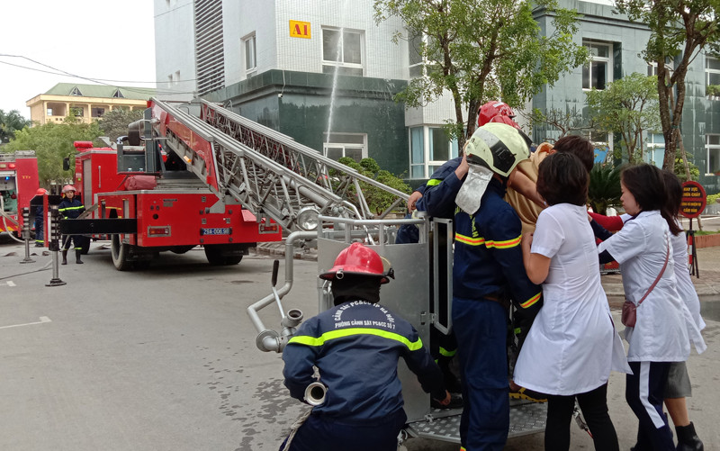 Lực lượng Cảnh sát PCCC và CNCH - CAH Thường Tín dùng xe thang cứu nạn nhân mắc kẹt trên tầng cao