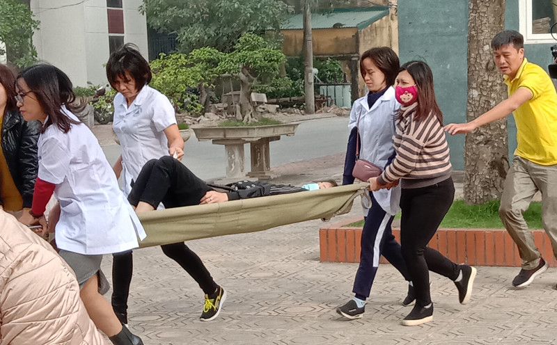 Lực lượng y tế tiếp nhận nạn nhân chuyển đến nơi sơ cứu
