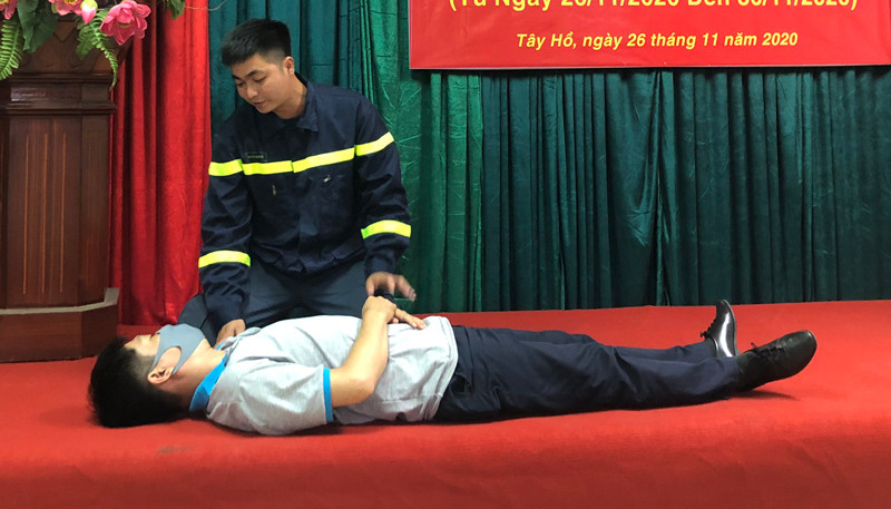 Cán bộ cảnh sát PCCC và CNCH khuyến cáo, một trong những kỹ năng quan trọng trong việc cứu nạn người mắc kẹt tại đám cháy là phải bình tĩnh, nắm bắt được kỹ năng cơ bản để an toàn cho chính bản thân và người bị nạn