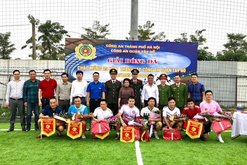 Ban tổ chức chụp ảnh lưu niệm với các đội đoạt giải Ban tổ chức chụp ảnh lưu niệm với các đội đoạt giải