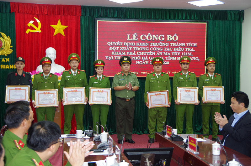 Đại tá Phan Huy Ngọc, Bí thư Đảng ủy, Giám đốc Công an tỉnh Hà Giang tặng giấy khen cho những tập thể và cá nhân xuất sắc trong Ban chuyên án Đại tá Phan Huy Ngọc, Bí thư Đảng ủy, Giám đốc Công an tỉnh Hà Giang tặng giấy khen cho những tập thể và cá nhân xuất sắc trong Ban chuyên án