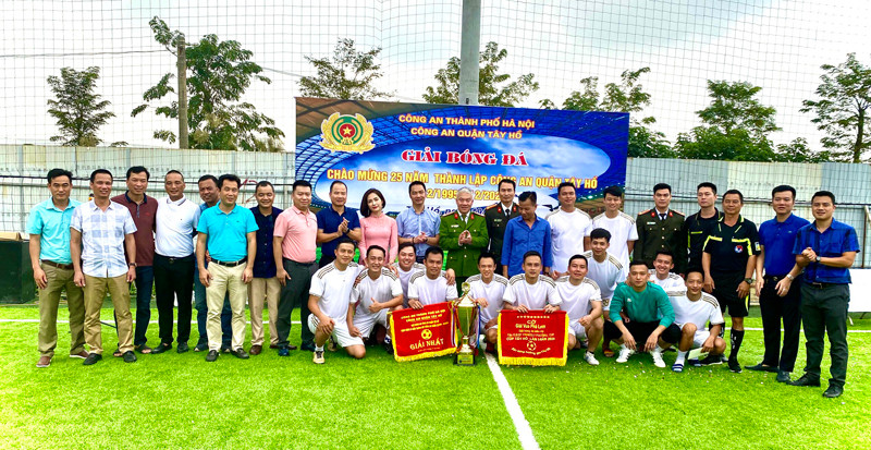 Ban chỉ huy CAQ Tây Hồ chụp ảnh với đội đoạt giải Ban chỉ huy CAQ Tây Hồ chụp ảnh với đội đoạt giải
