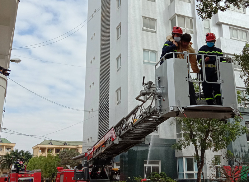 Xe thang tiếp cận cứu nạn nhân mắc kẹt tại tầng 7 của tòa nhà