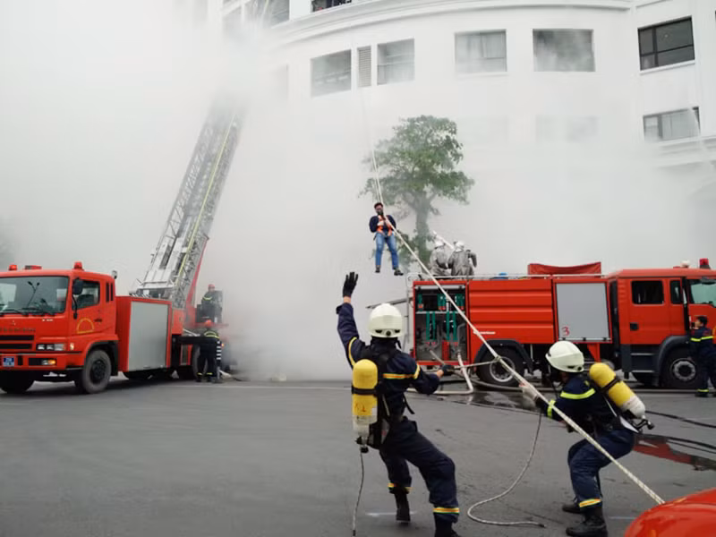 Lực lượng Cảnh sát PCCC và CNCH tổ chức cứu nạn, cứu hộ người dân mắc kẹt trên cao