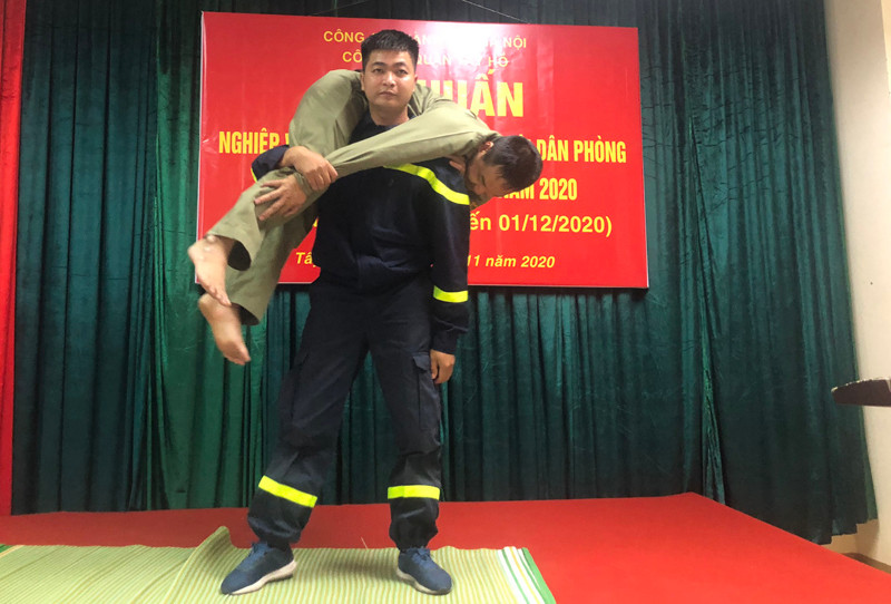 Để chủ động trong công tác PCCC và CNCH tại khu dân cư, lực lượng Cảnh sát PCCC và CNCH - CAQ Tây Hồ thường xuyên tập huấn nâng cao kỹ năng chữa cháy, cứu nạn, thoát nạn cho lực lượng dân phòng