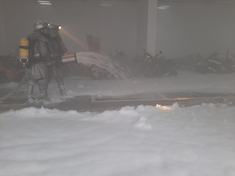 Tình huống cháy giả định do chập cháy xe đạp điện trong nhà để xe tại chung cư cao tầng ở quận Hoàng Mai