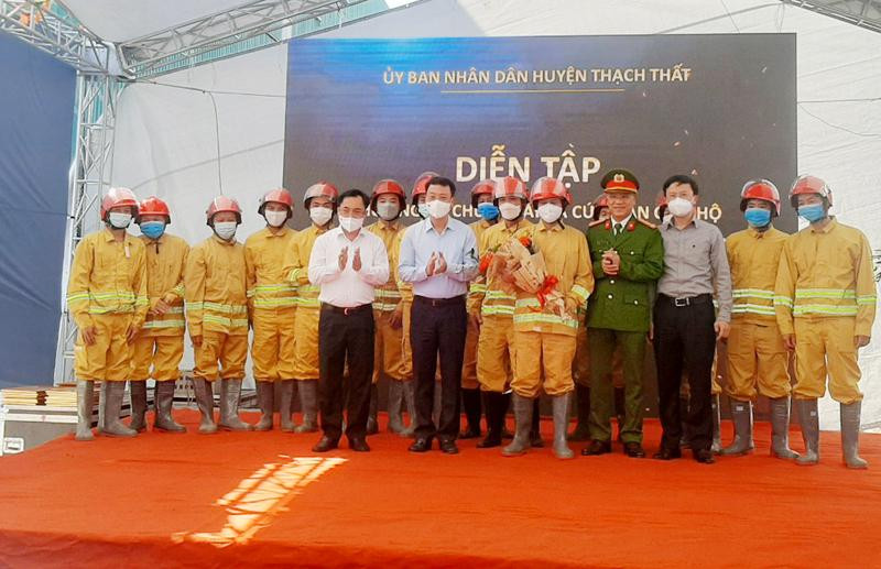 Đại tá Trần Ngọc Dương, Phó Giám đốc CATP Hà Nội chúc mừng lực lượng CAH Thạch Thất ra mắt đội chữa cháy tại làng nghề Hữu Bằng